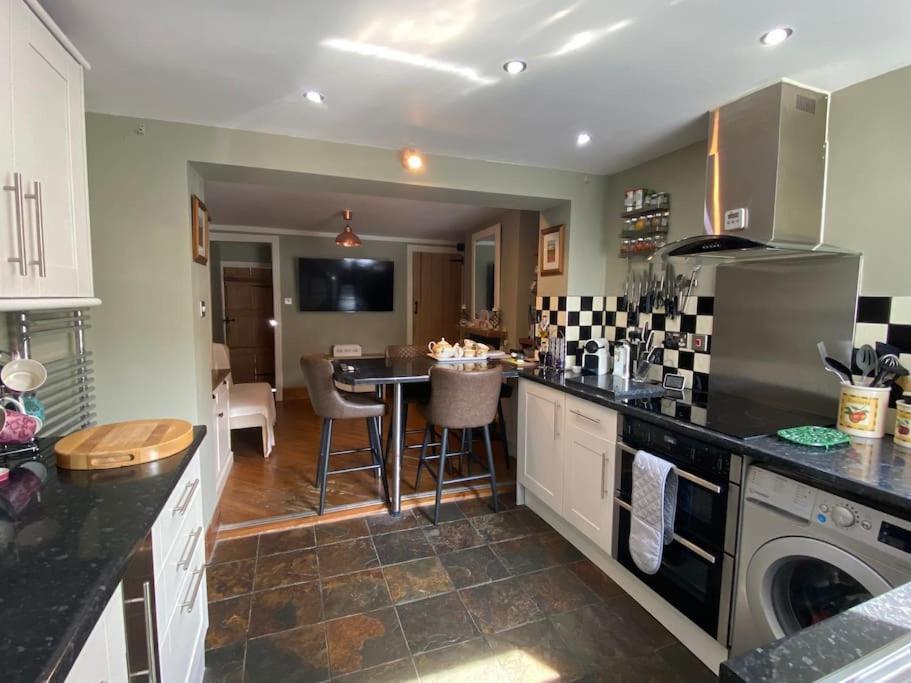 Outskirts Of Ulverston, Entire Cottage - Sleeps 4 Улверстон Экстерьер фото