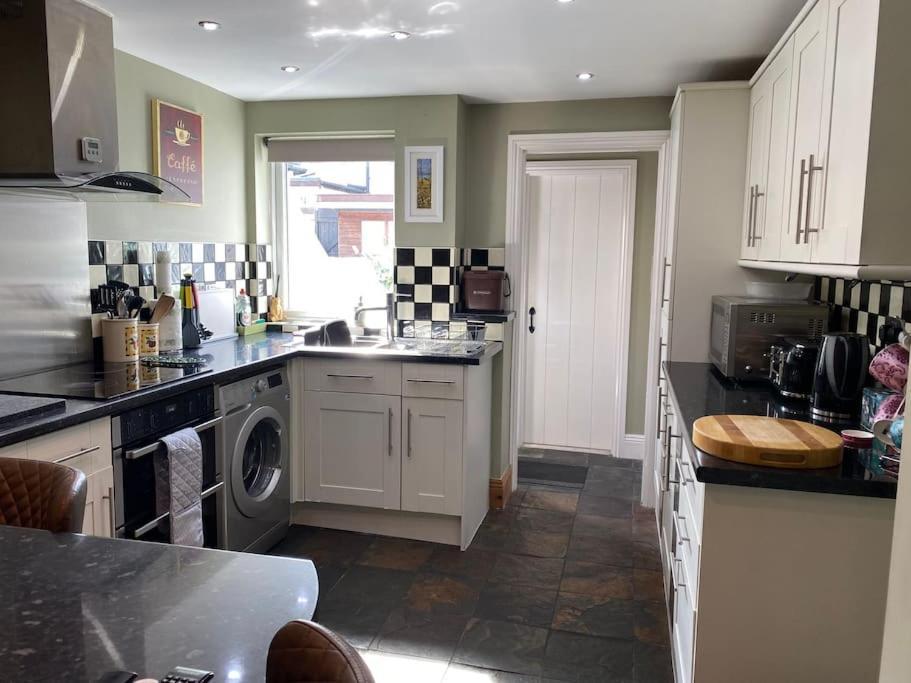 Outskirts Of Ulverston, Entire Cottage - Sleeps 4 Улверстон Экстерьер фото